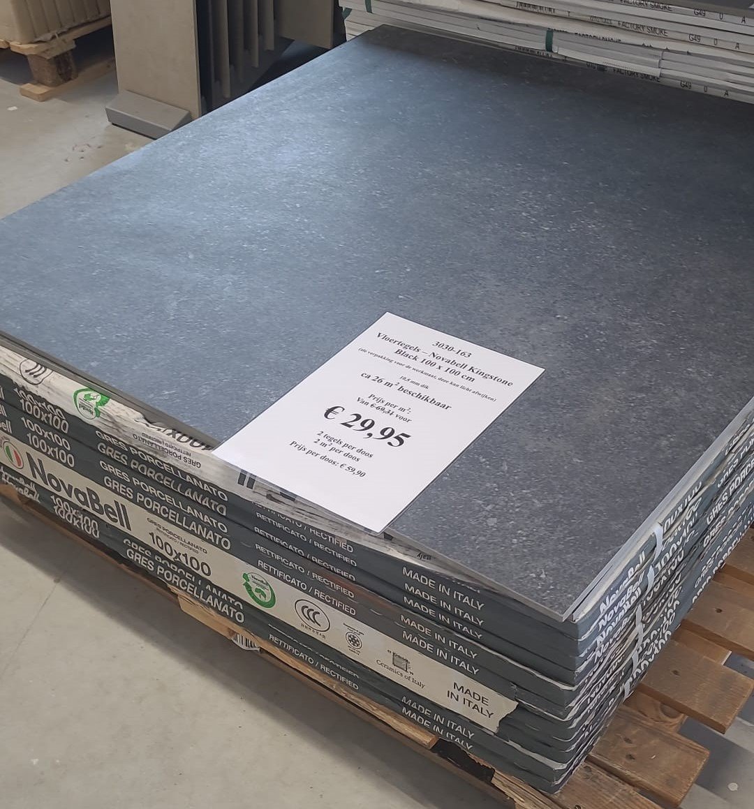 3030-163 ca 26 m² zwarte tegels, 100x100 cm, van €69,31 per m² voor