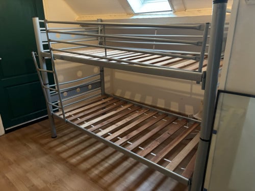 Stalen stapelbed
