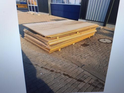 Partij platen 244 x 122 div diktes 15, 18 21 mm alles voor 50 euro