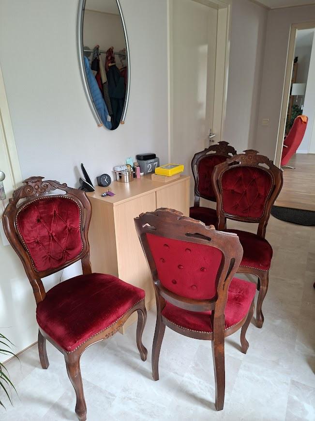 4 stoelen, chique allure, voor buitenbruiloft, toneel oid