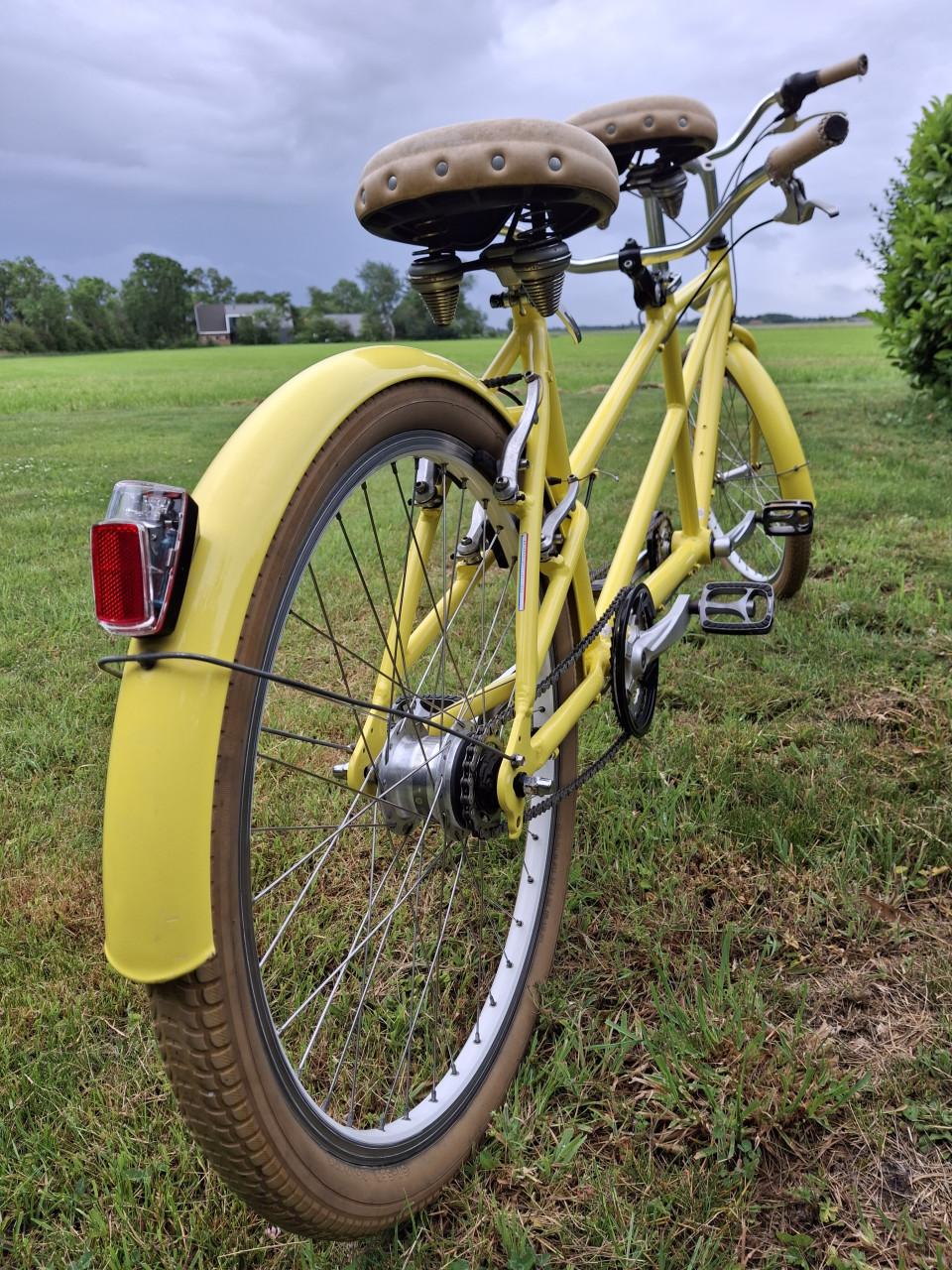 ZONNIG GELE TOFFE TANDEM FIETS