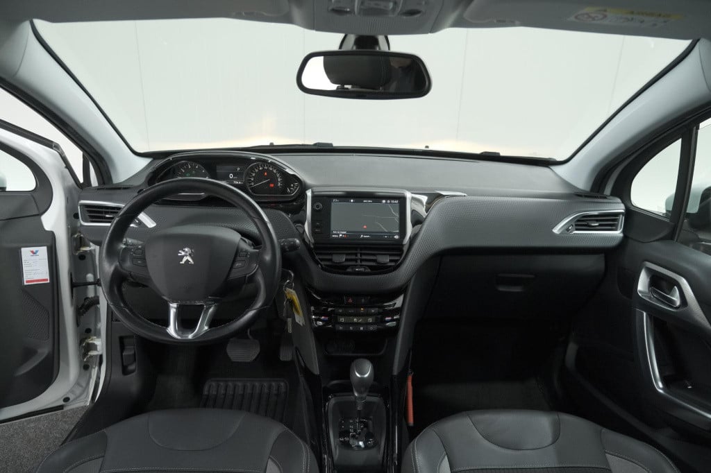 Peugeot 2008 puretech 110 eat6 allure | trekhaak | camera | panoramadak | a