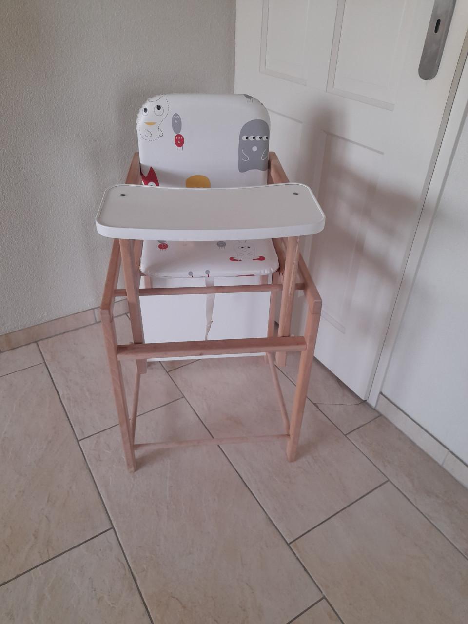 Kinderstoel (ook als stoel en tafel te gebruiken) z.g.a.n.