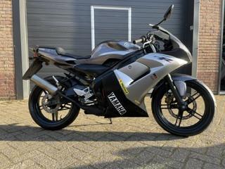 Een uniek wegracer model de yamaha tzr 50 weinig km geheel orginele staat