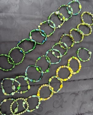 Armbandjes en Sleutelhangers. NIEUW met GLAZEN kralen. Passen altijd.