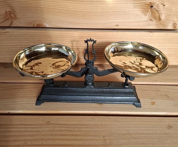 Gietijzeren Weegschaal met 2 Koperen Schalen