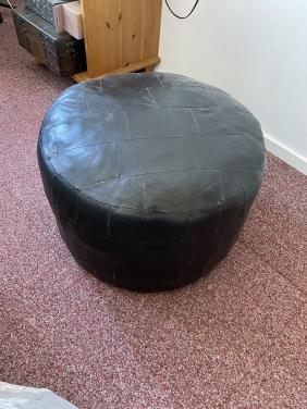 Poef leer, opbrengst naar Rode Kruis