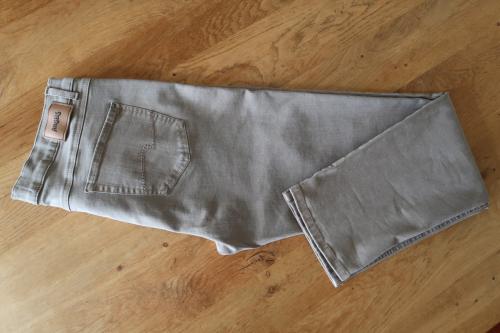 Nieuwe dames jeans 5 pocket model van het merk Angels, kleur camel. maat 44