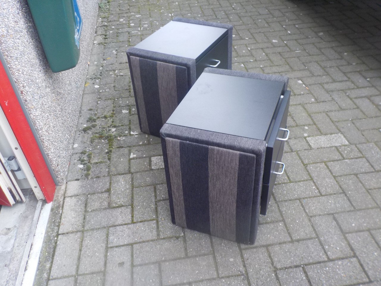 2 elektrische boxsprings met hoog hoofdeind en 2 nachtkastjes in nieuwstaat