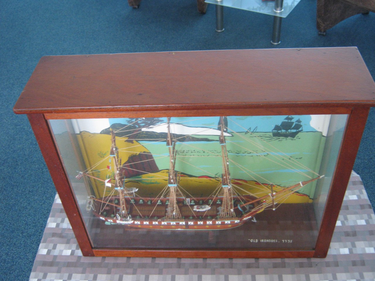 Scheepsmodel in vitrine.
