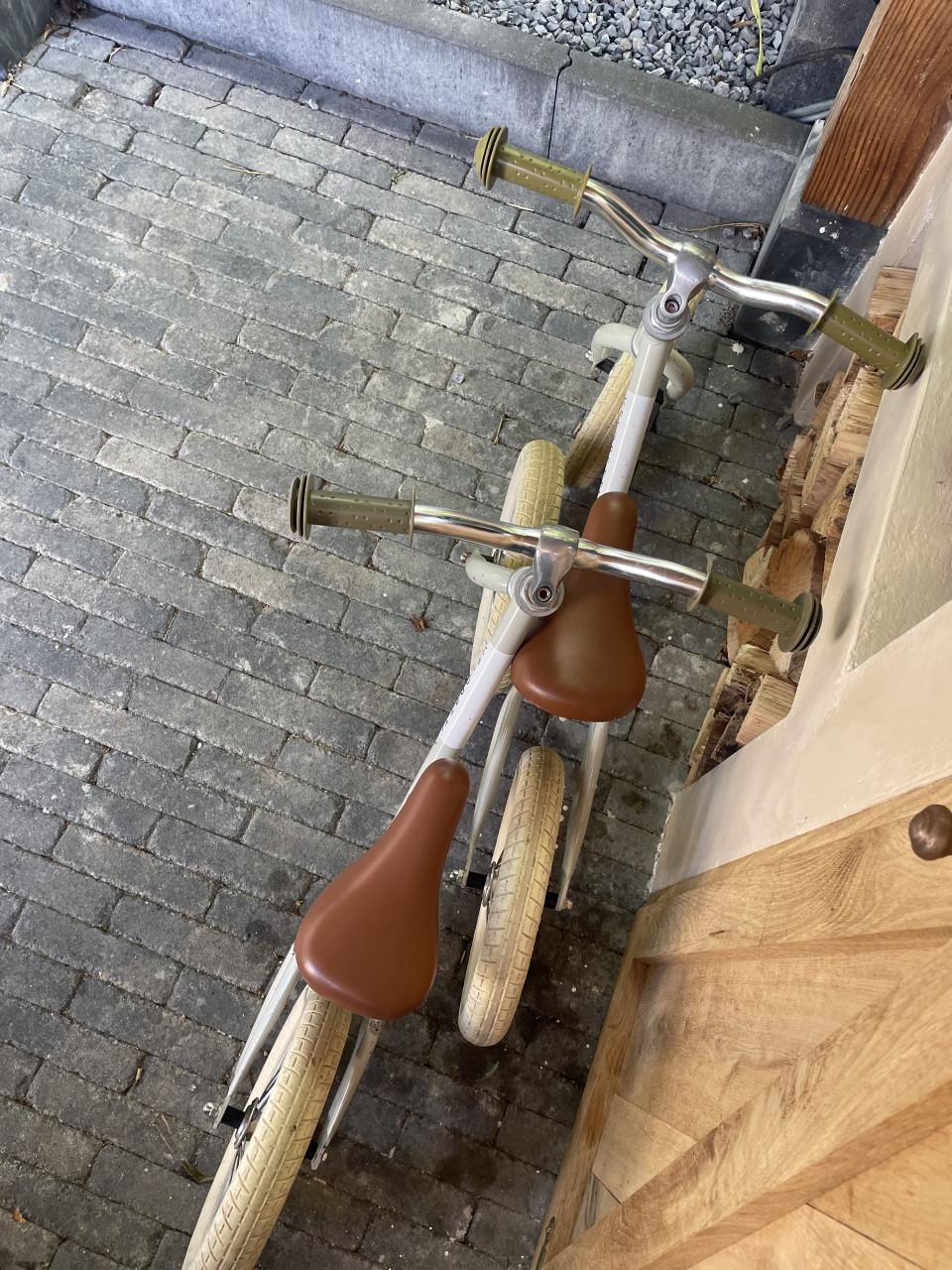 Twee veloretti loopfietsjes