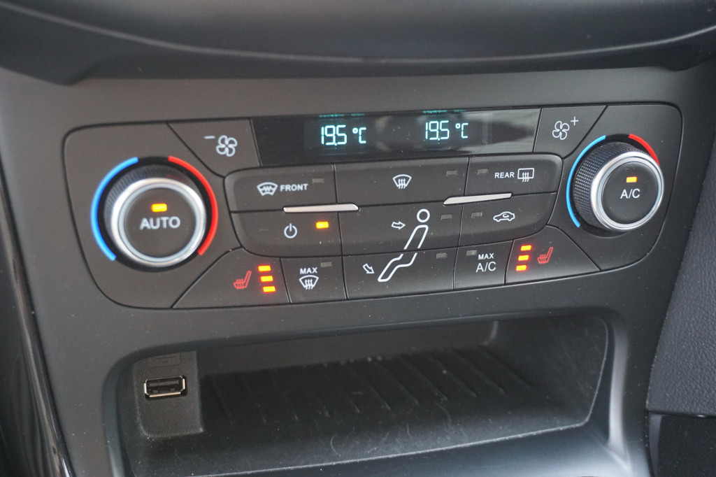 Ford Focus wagon 1.0 titanium climate / navi / stoelverw. / cruise / trekha