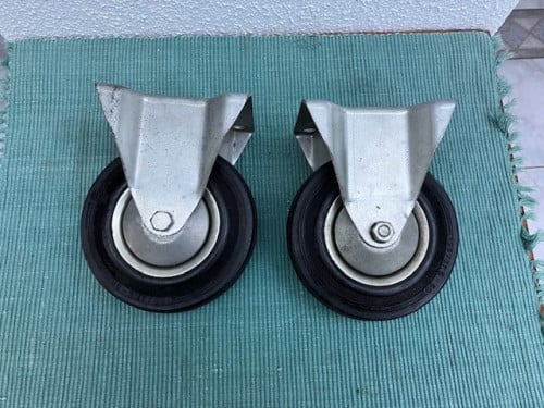 2 stevige Bokwielen, z.g.a.n.