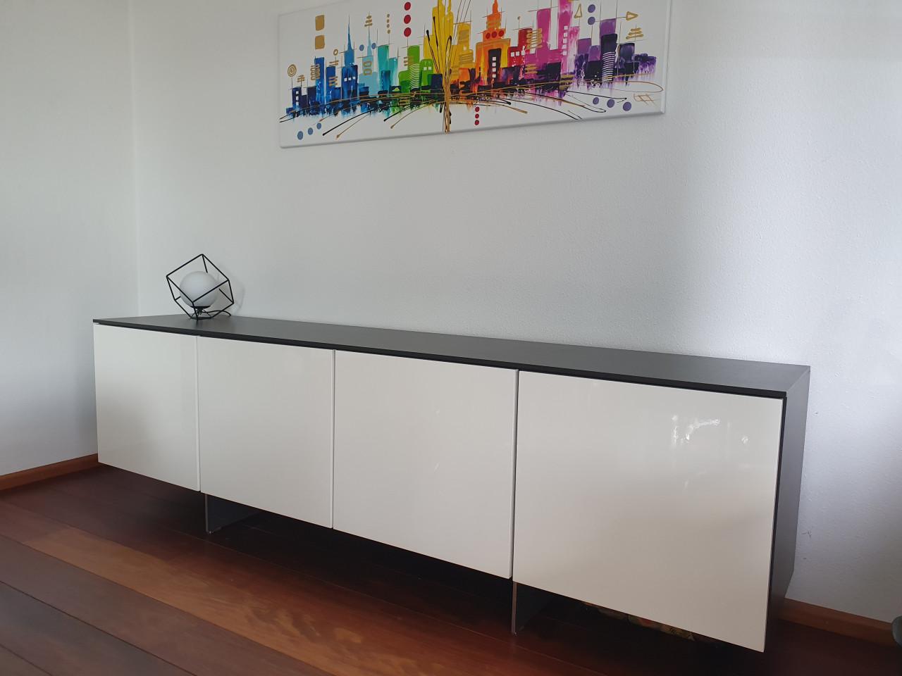 Hoogglans wit dressoir 4 deurs houtlook blad design kast