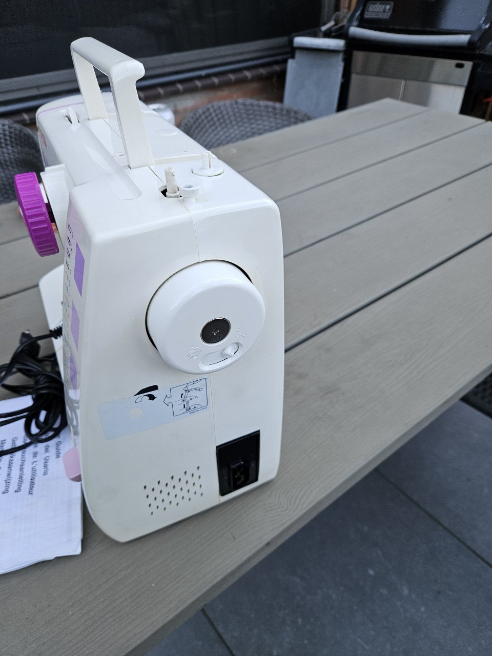 Zgan krachtige complete werkende Toyota FSL 18 naaimachine, met accessoires