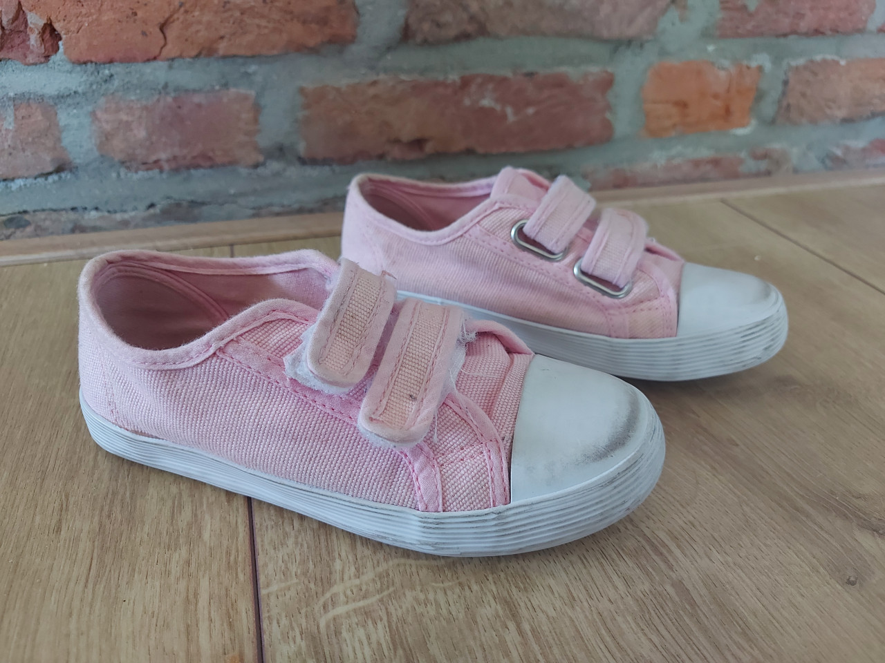 Zo goed als nieuwe roze gymschoenen maat 30 klittenband