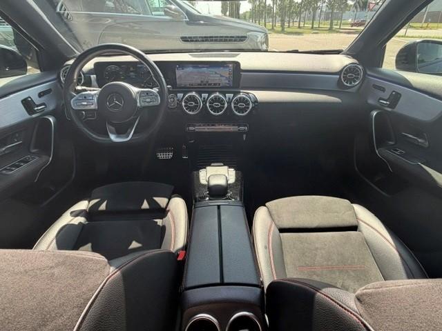 Mercedes-Benz A-Klasse 180 business solution amg l panoramadak l sfeerverli