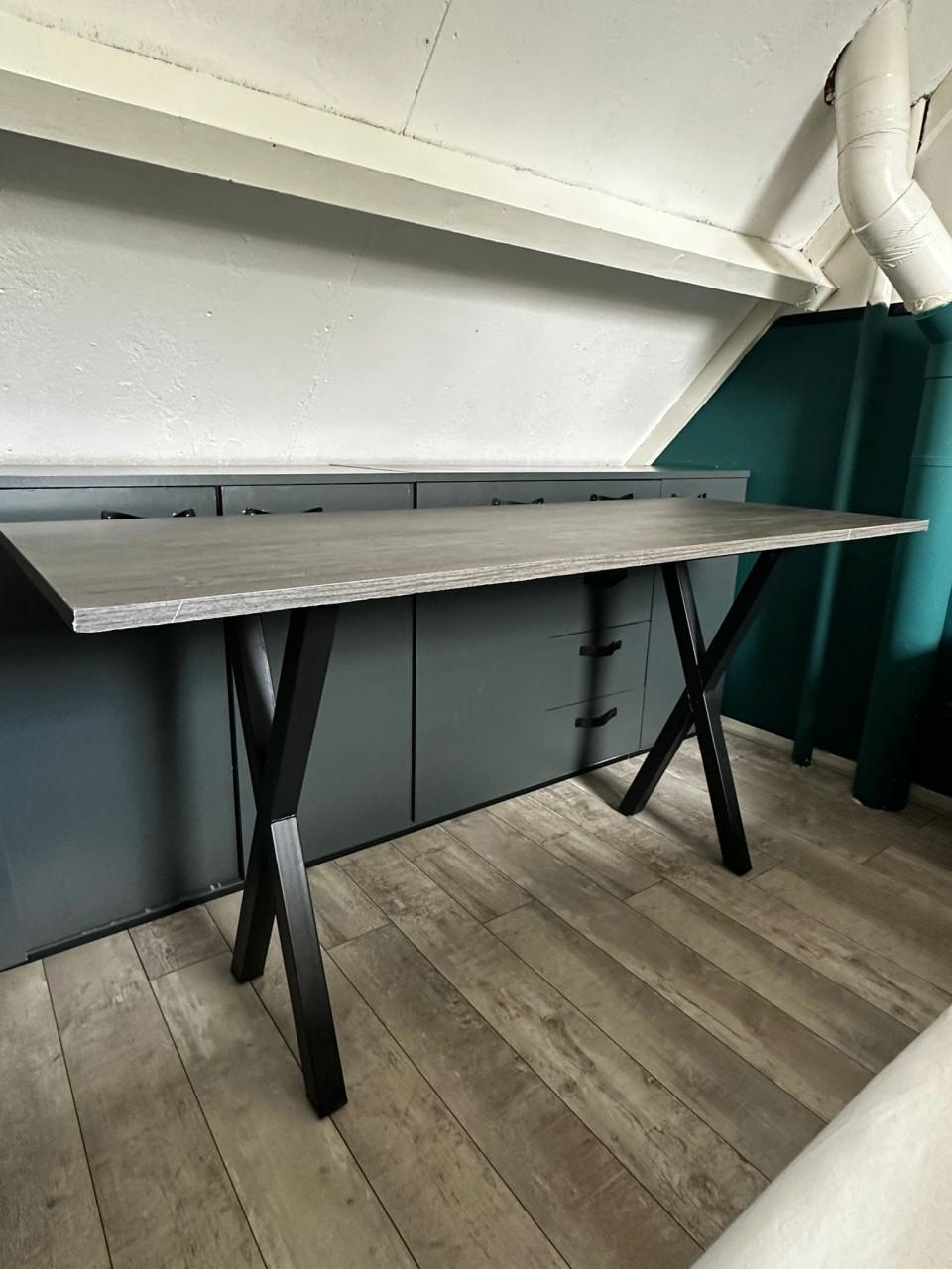 Bureau met stalen onderstel met x poten