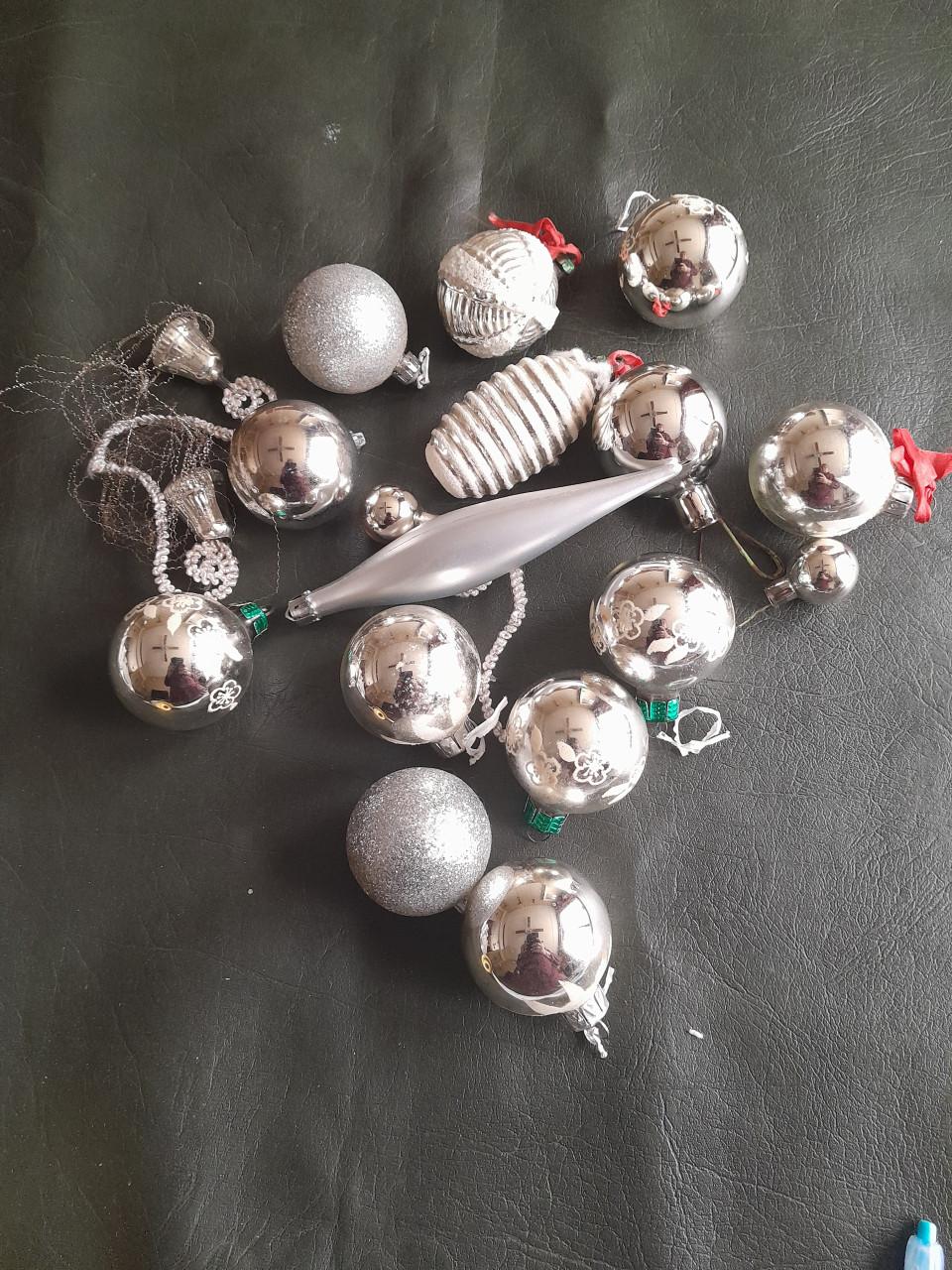 Zgan en gebruikte diverse kerst versiering+ kerstboom standaard v.a. 1,00