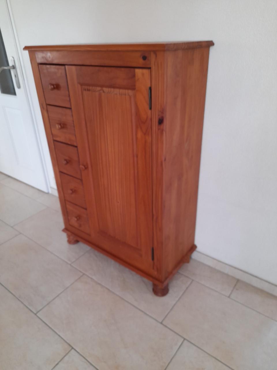 Meidenkast  121H x 38 x 82 ( in goede staat )