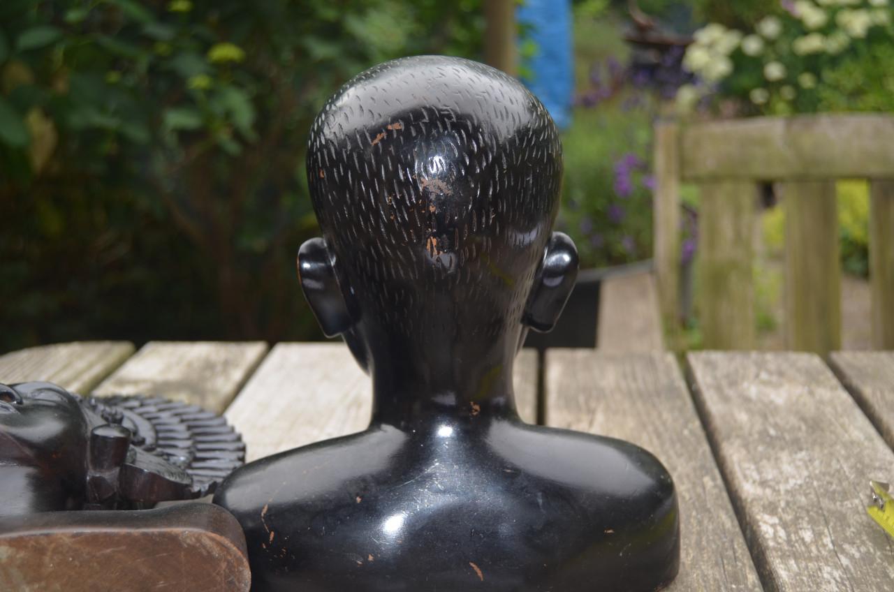 2 Balinese beelden 'hem en haar'.