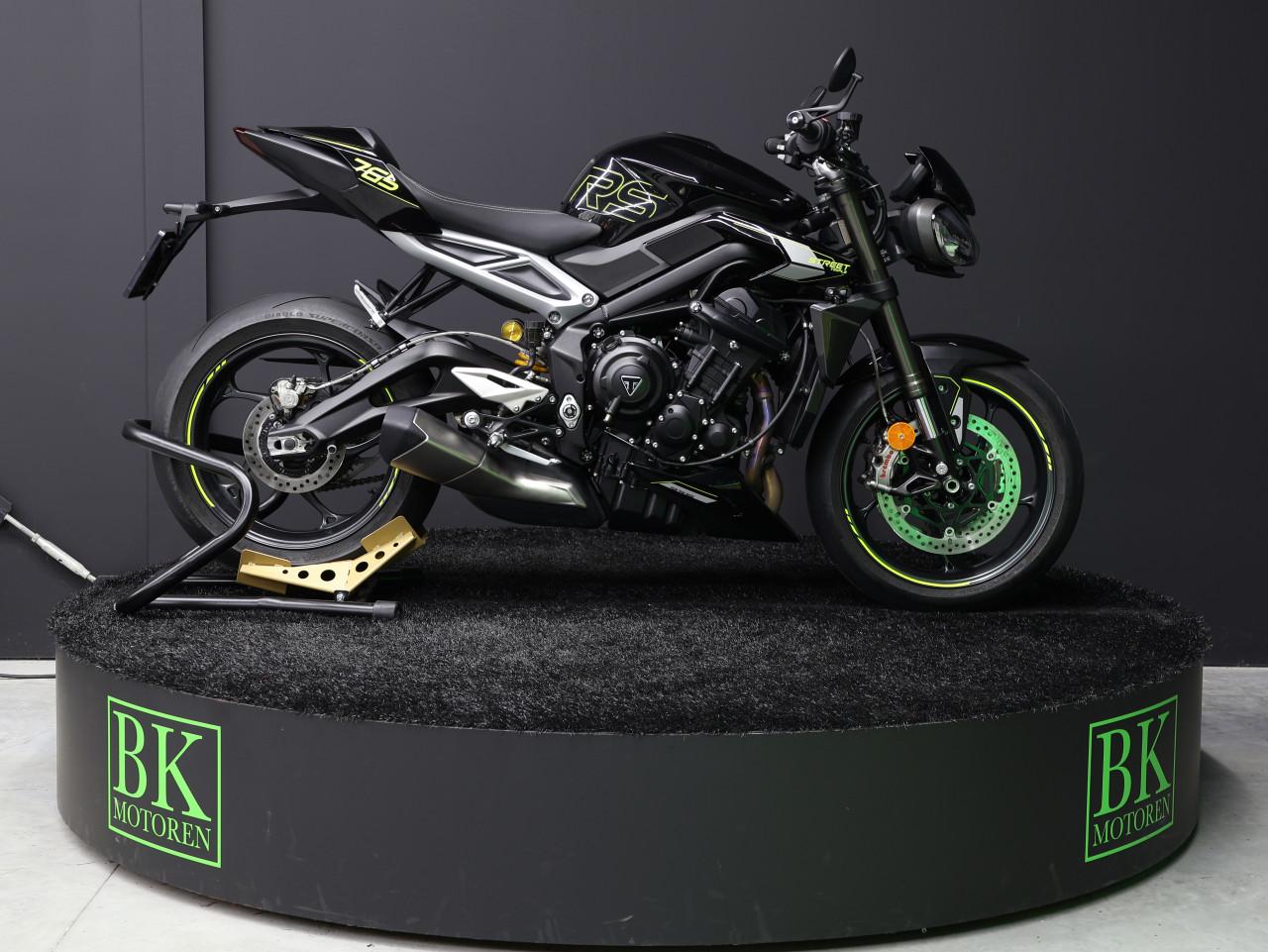 STREET TRIPLE RS | Phantom Black