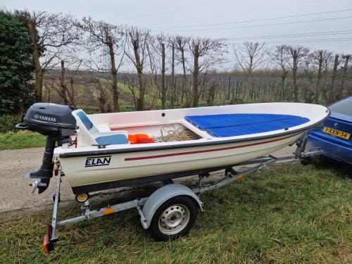 ELAN 401 met YAMAHA 4-takt 4 pk en PEGA boottrailer compleet set vaarklaar
