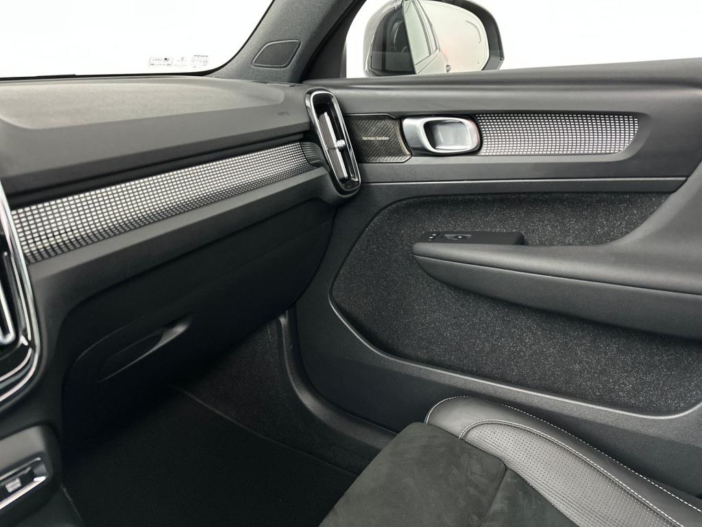 Volvo XC40 t5 262pk recharge r-design| pano| 360camera| adap.cruise| trekha