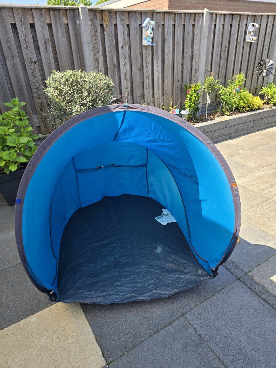 Pop-up strand tent