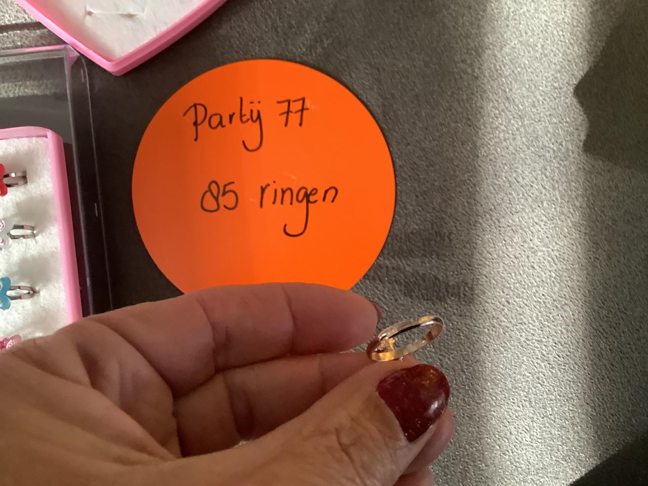 Partij leuke kinderringen. ( partij 77)