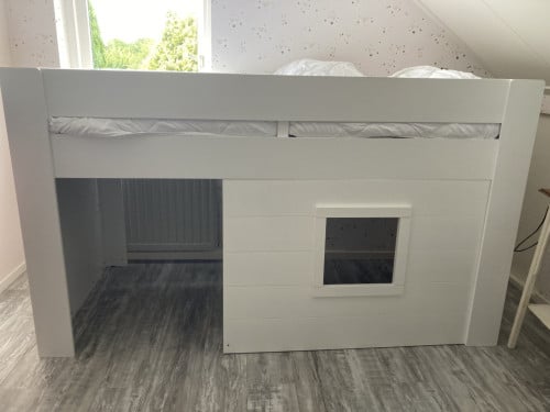 Half hoogslaper met huisje/opbergruimte