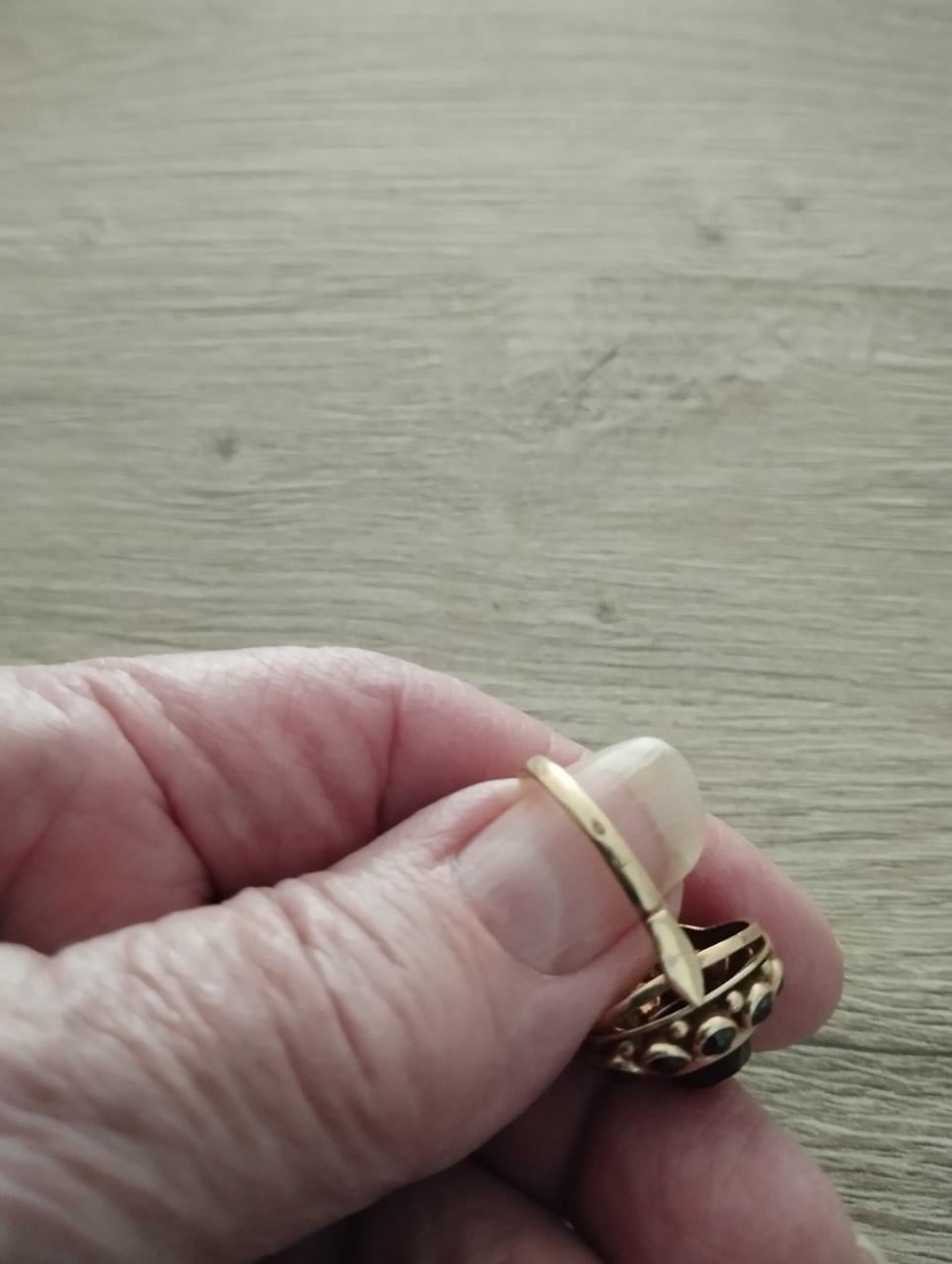 Gouden ring met granaatsteen