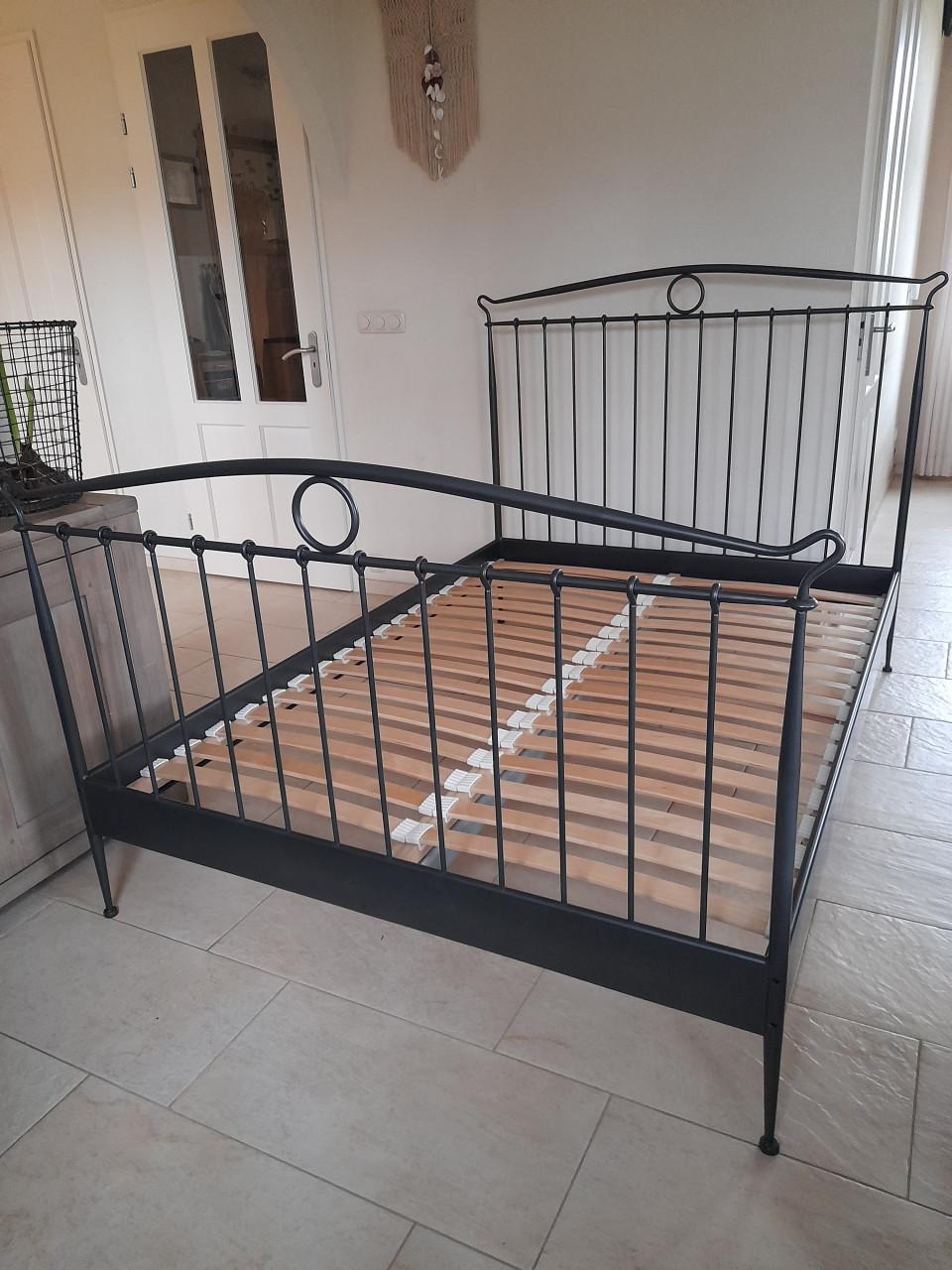 Metalen bed 140 x 200 (in goede nette staat)
