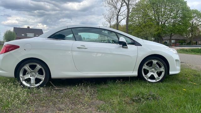 Zeer mooie peugeot 308cc cabrio parelmoet wit weinig km nu 5499 euro