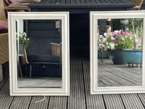 2 badkamer spiegels