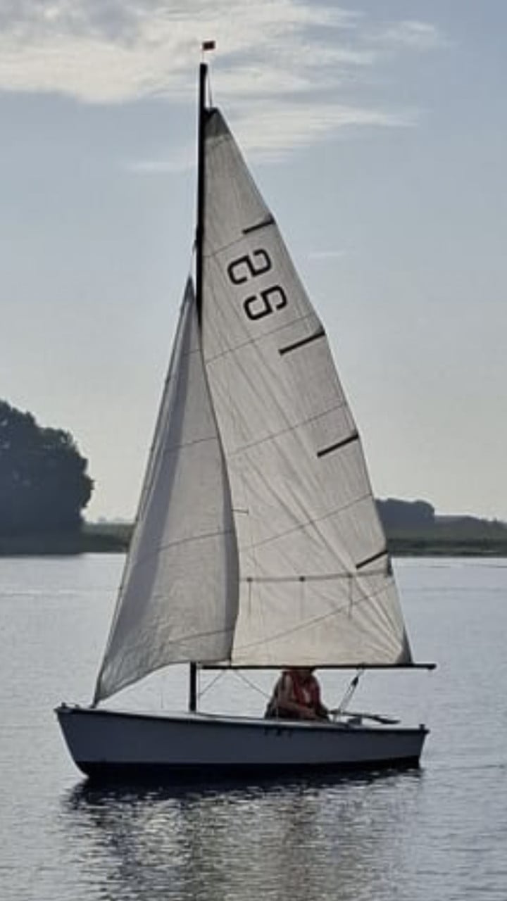 Flying arrow zeilboot met weg trailer