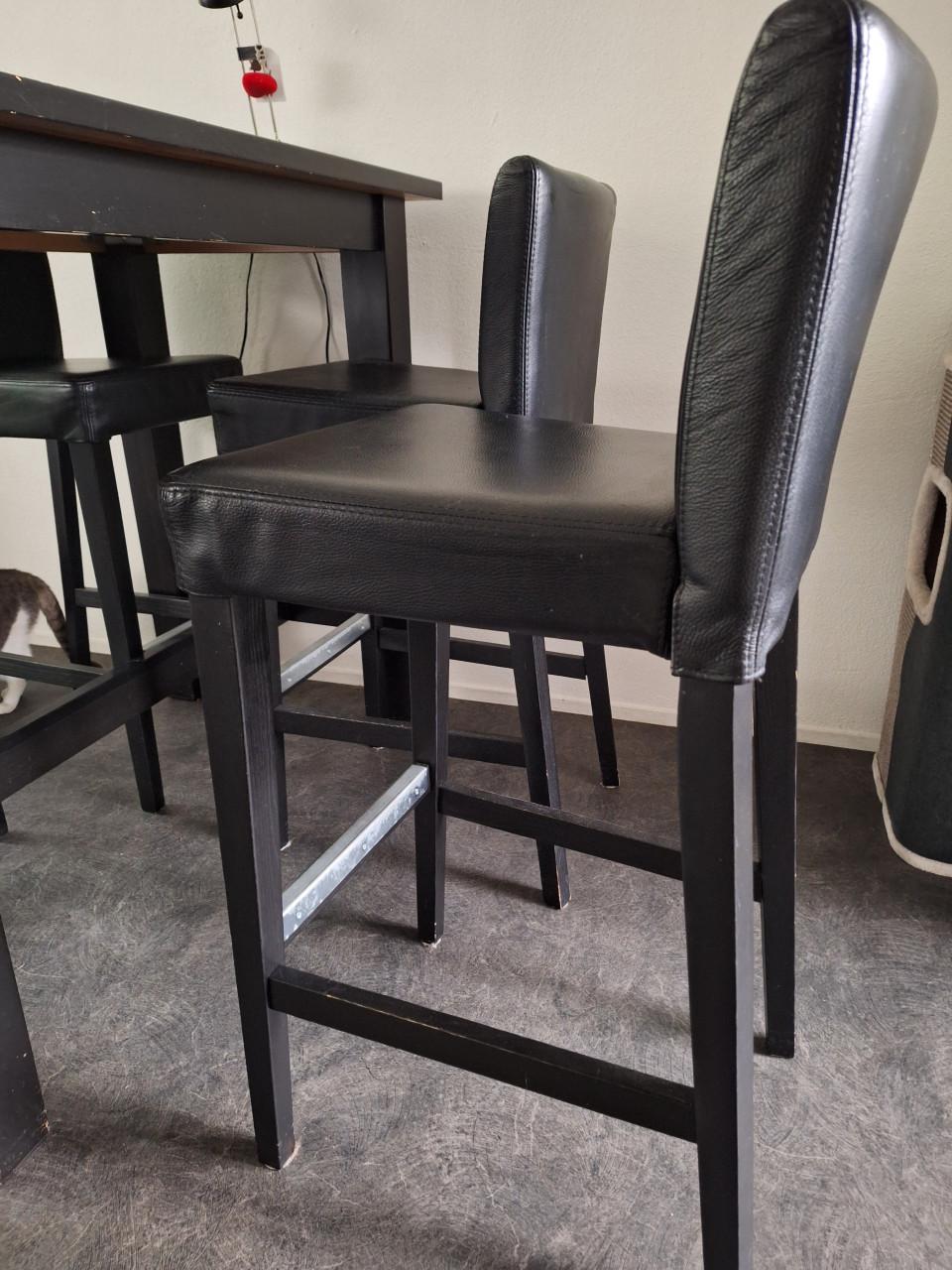 Bar tafel met barkrukken/stoelen