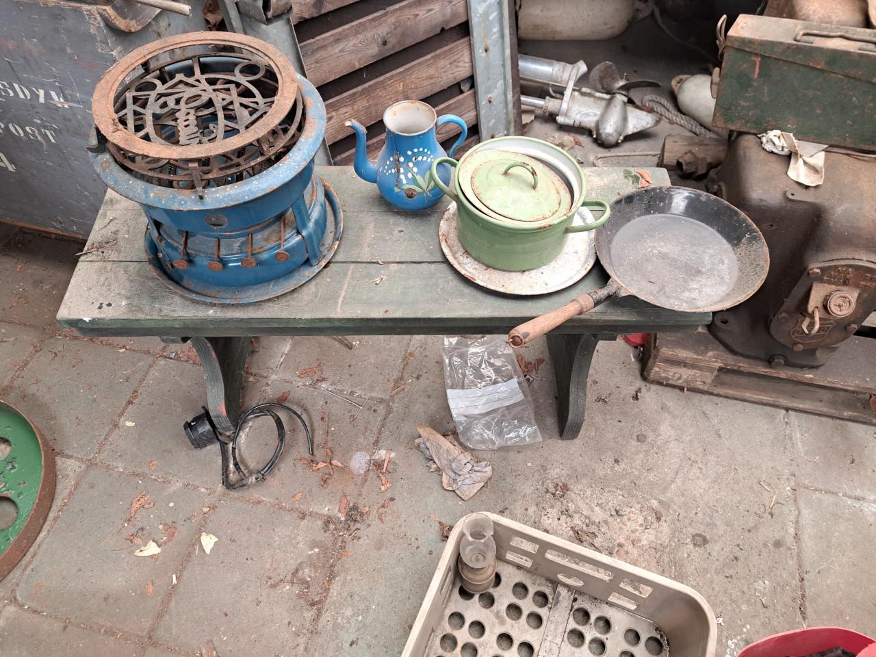 Emaille petroleumstel en wat overiger