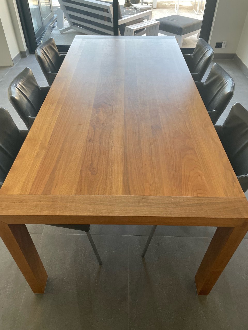 Eetkamertafel Oasis notenlak met 6 leren stoelen Topform