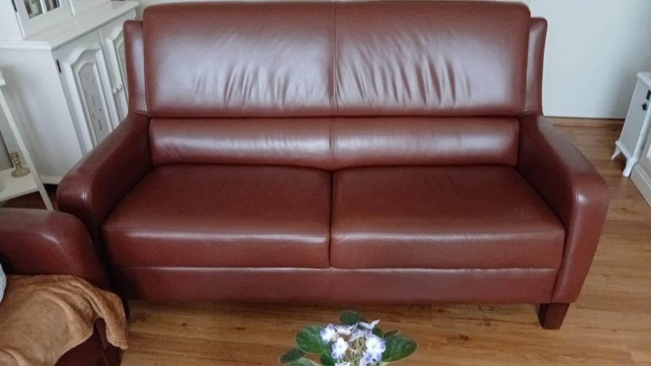 Volledig Leren twee en half zitsbank plus 2 fauteuils kastanjebruin