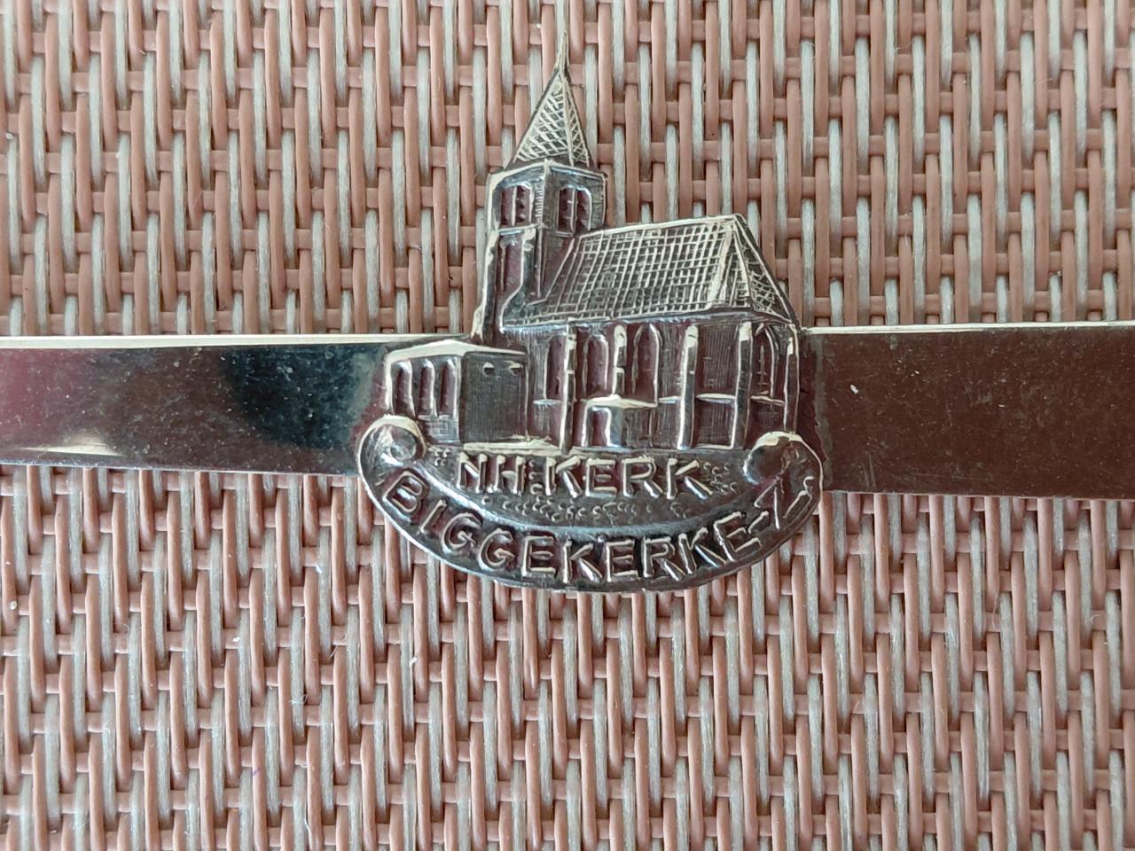 Fraaie oude dasspeld met N.H. Kerk van Biggekerke, Zeeland