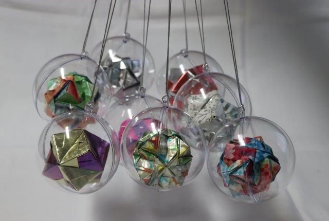 Origami kerstbal Hangertje €.2,50 Grootte: 8 cm doorsnee Doorzichtige plast