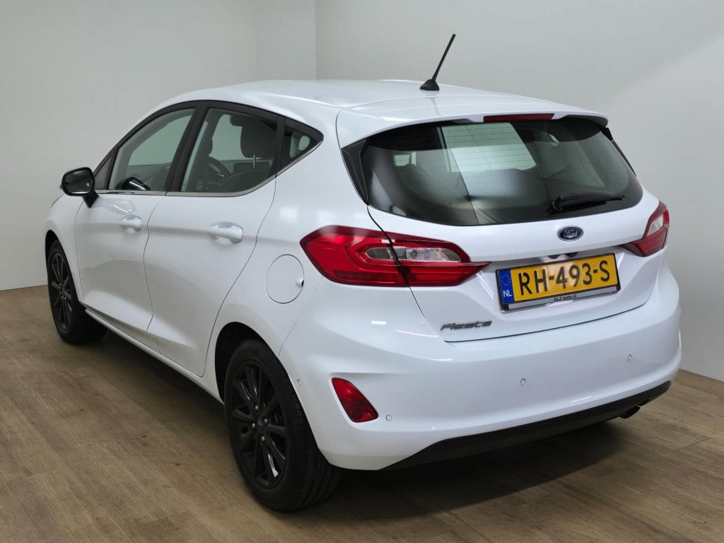 Ford Fiesta occasion luxe titanium met zwarte velgen en parkeercamera | bom
