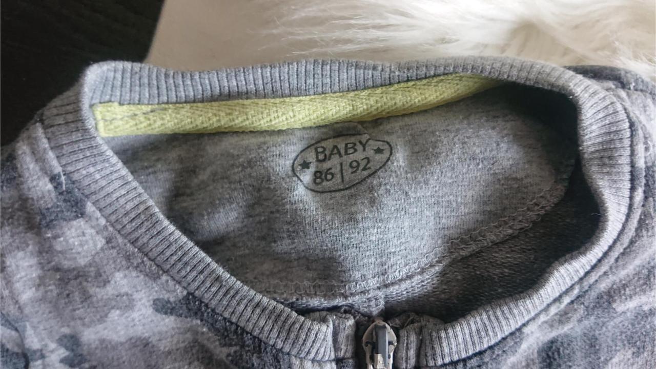 Twee onesies beer/army 3 stuks maat 86-92