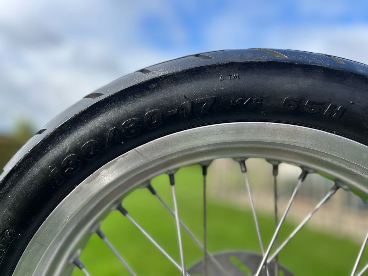 Derbi Sena 50cc achterwiel 17 inch met band 130/80-17 M/C 65H