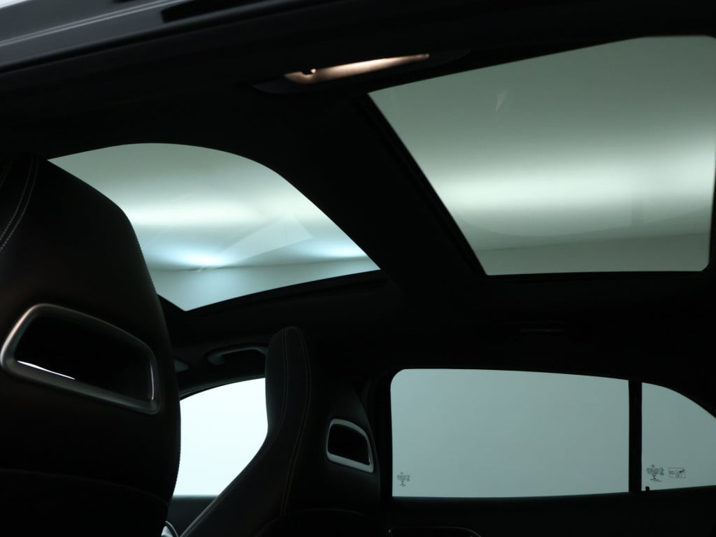 Mercedes-Benz Gla-klasse 180 business solution amg line | panoramadak | cru