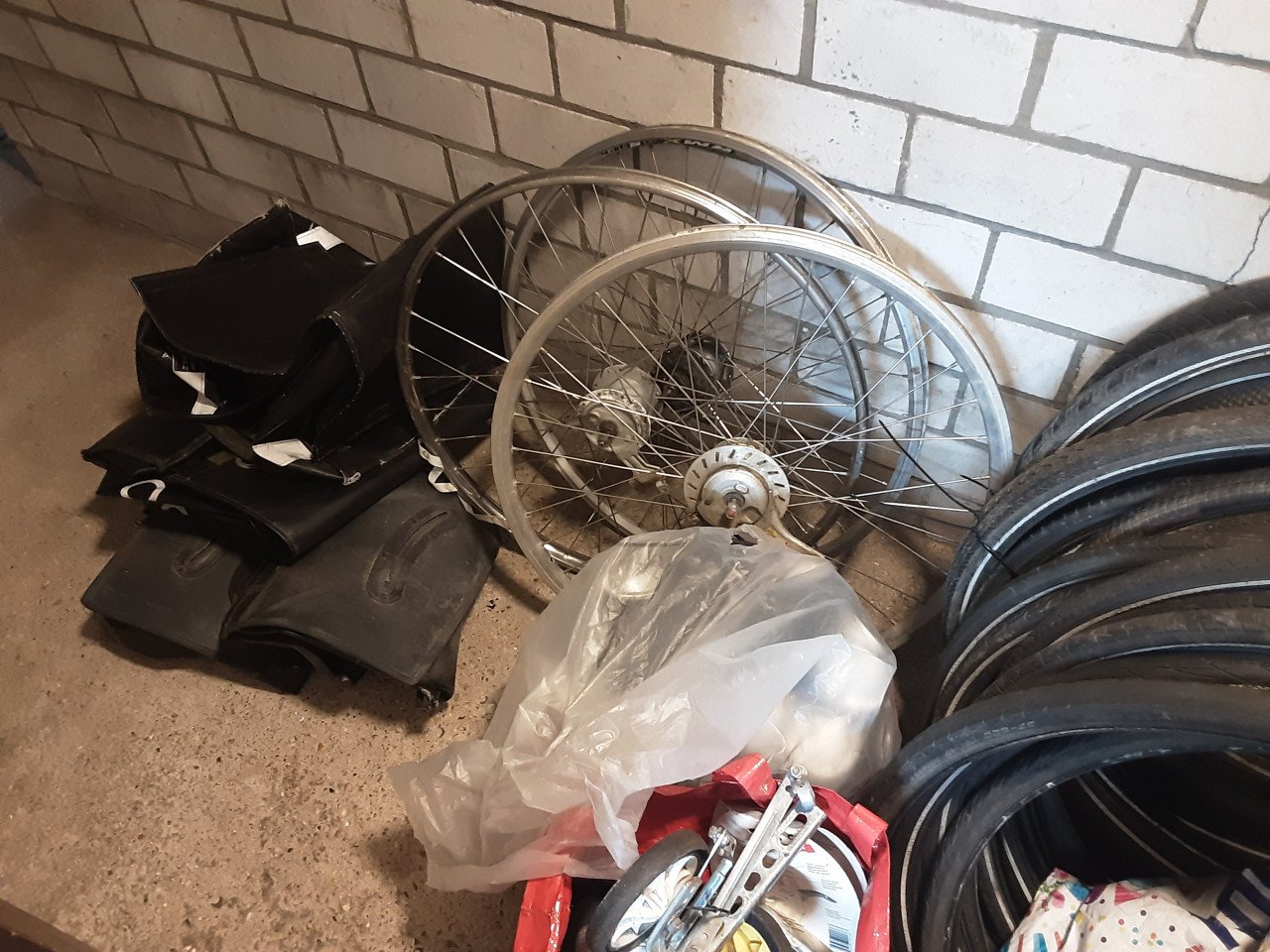 Gratis diverse fietsonderdelen en 25 buitenbanden etc.