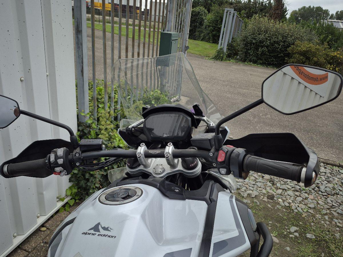 Triumph Tiger 1200SE Alpine uit 2020, dikke Allroad motor