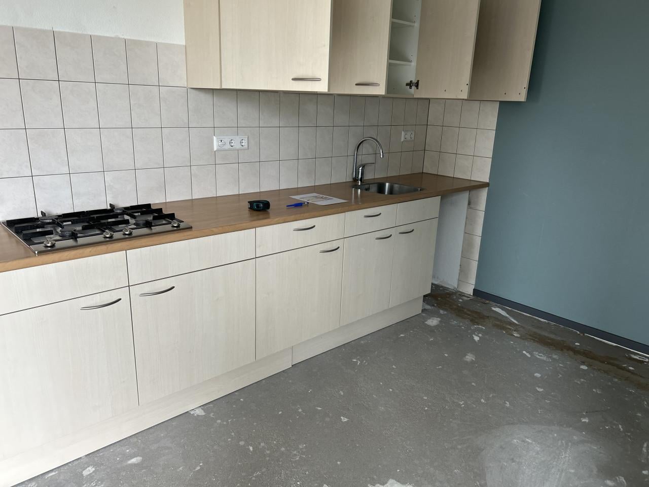 Keukenblok 4 meter + kastjes+rvs kookplaat+wasbak en kraan