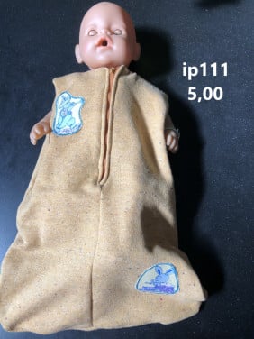 Baby born / babyborn slaapzak. Opbrengst KiKa. Poppenkleertjes.